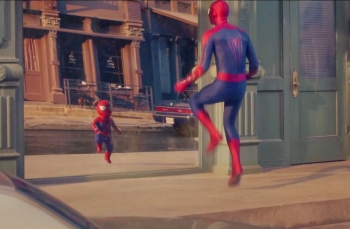 Homem-Aranha dan&ccedil;a com sua vers&atilde;o beb&ecirc;