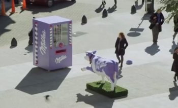 Milka faz desconhecidos darem as m&atilde;os por chocolate