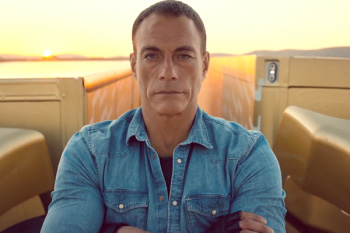 Volvo coloca o astro entre dois caminh&otilde;es em movimento