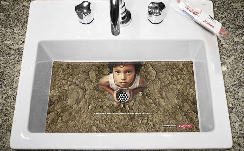 Colgate faz aplica&ccedil;&atilde;o na pia para falar sobre desperd&iacute;cio da &aacute;gua