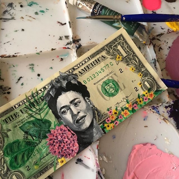Danielle faz ilustra&ccedil;&otilde;es incr&iacute;veis em notas de d&oacute;lar