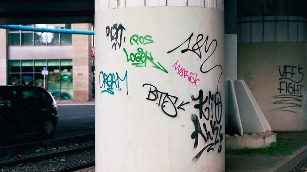 Artista pinta por cima de pixos na cidade para torn&aacute;-los leg&iacute;veis