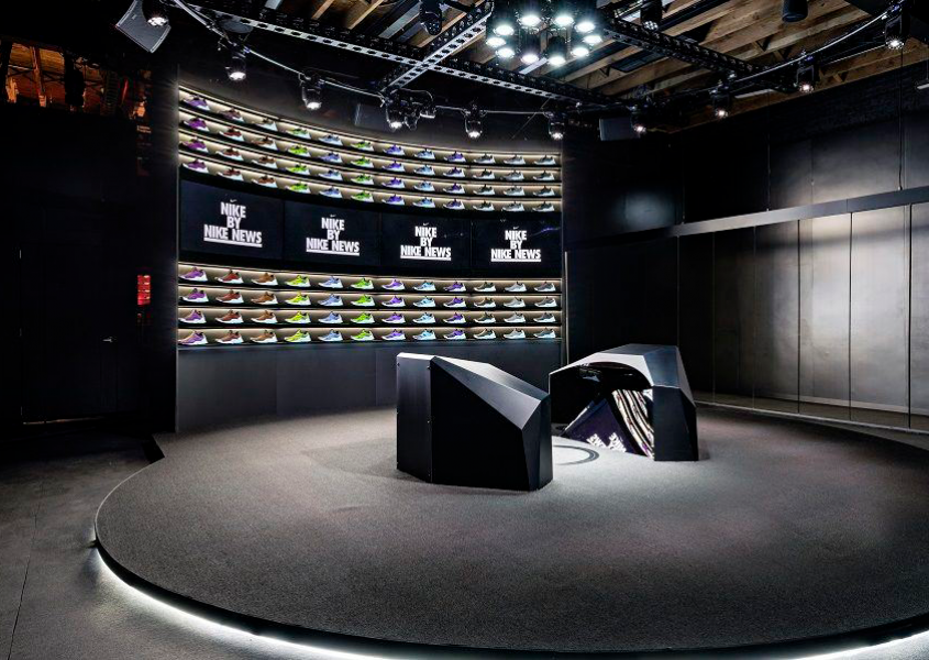 Com uma proje&ccedil;&atilde;o mapeada, Nike permite cria&ccedil;&atilde;o de t&ecirc;nis personalizado ao vivo