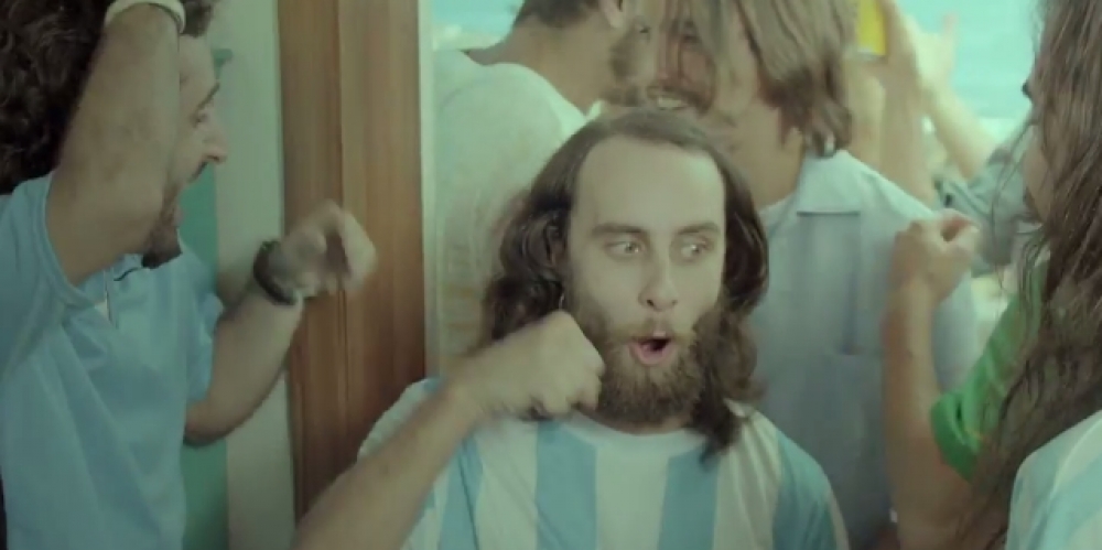 SKOL FECHA CAMPANHA COM CHAVE DE OURO E LAN&Ccedil;A HINO PARA ARGENTINA